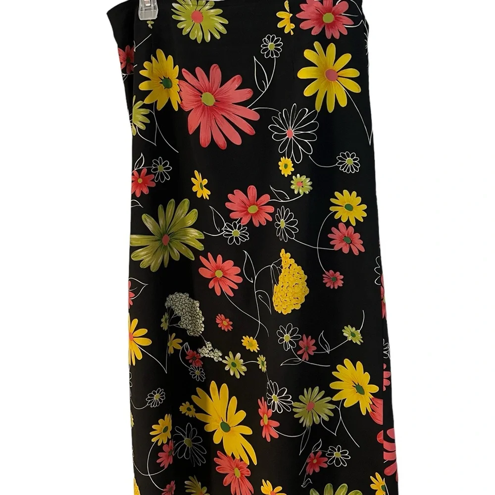 A pretty skirt for the spring / summer. In size 10 - Picture 2 of 4